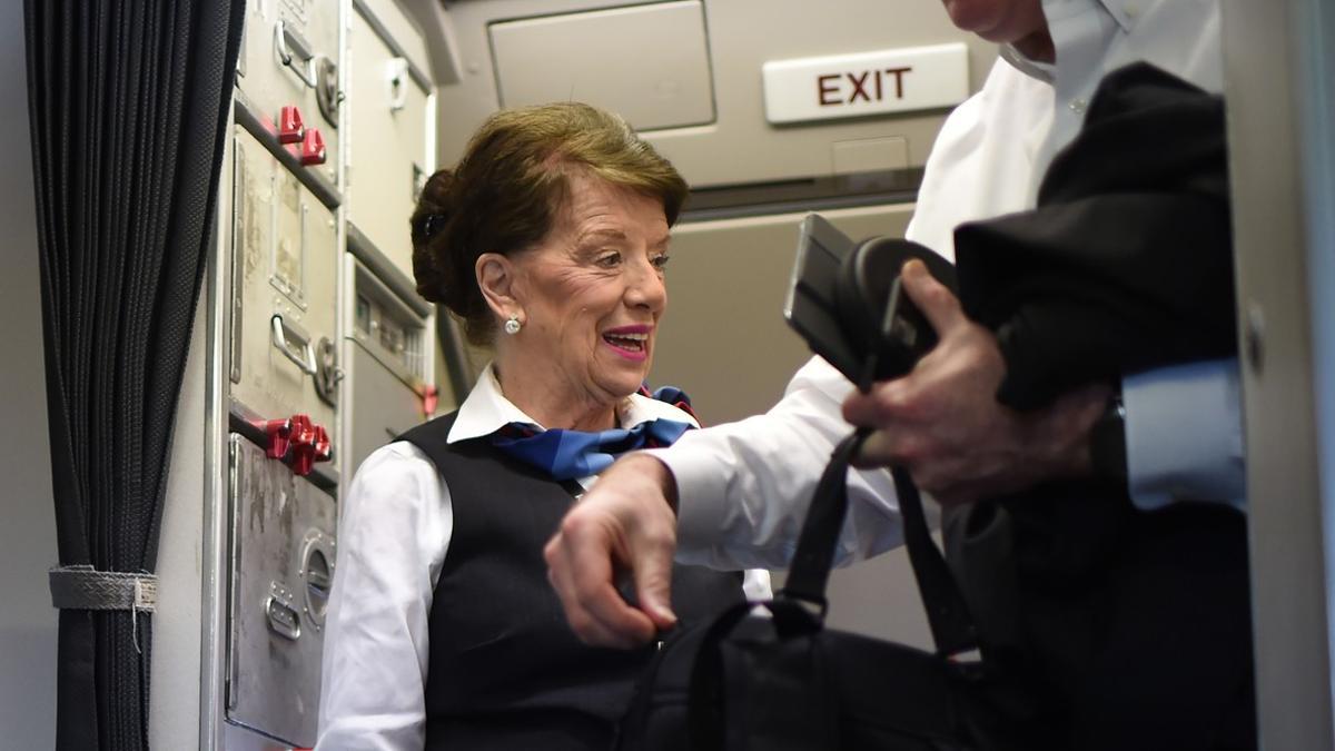 ¿Bette Nass ayuda a desembarcar a un pasajero del vuelo de Boston-Washington, el pasado día 19.