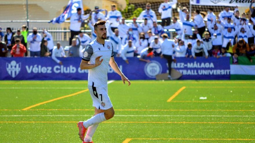 Álex Camacho, jugador del Vélez CF, en un partido en su estadio.