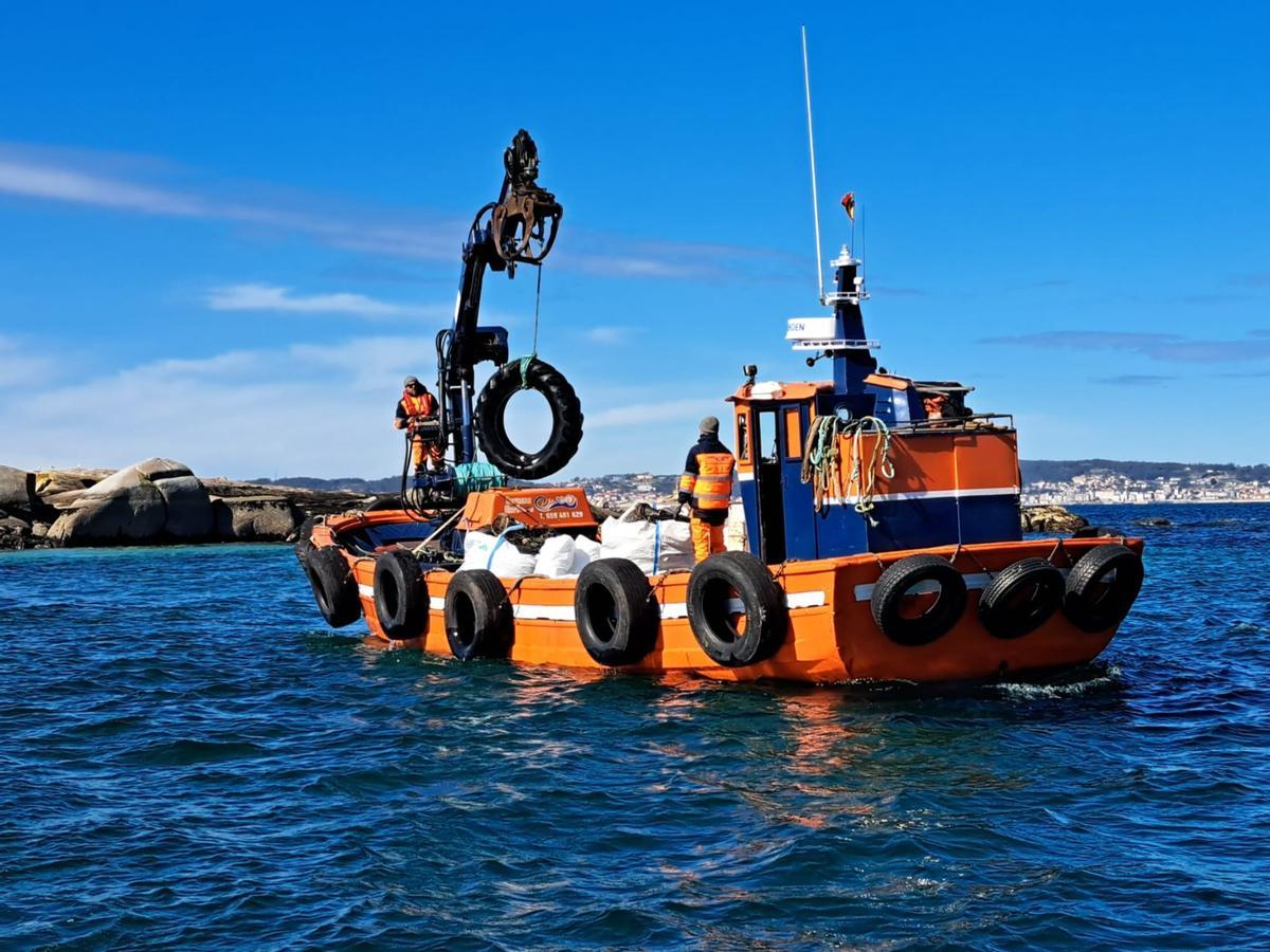 Así se elimina basura en los fondos marinos y la costa del islote Guidoiro Pedregoso.