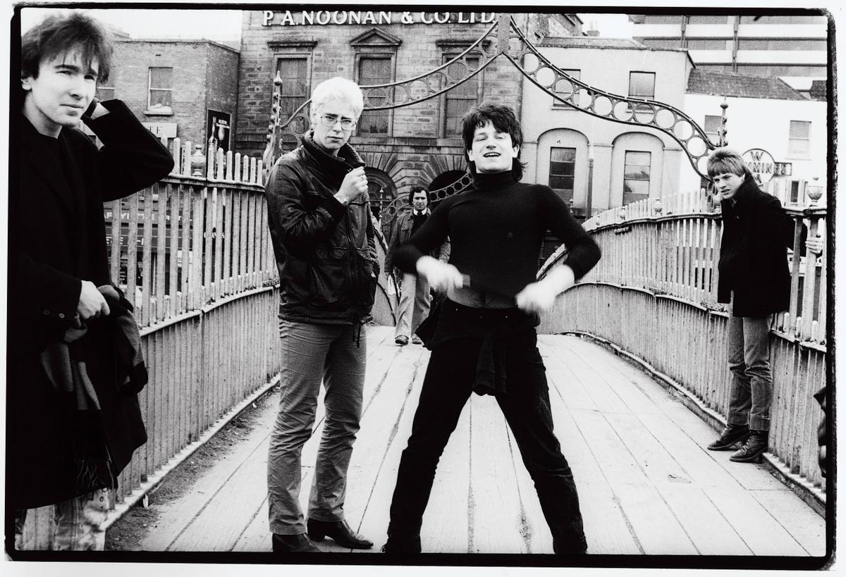 Los integrantes de U2 en el Halfpenny Bridge de Dublín. 