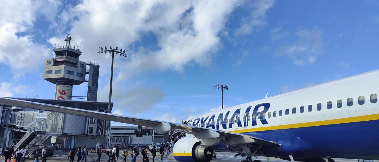 Un avión de Ryanair en el aeropuerto de Vigo antes de volar a Londres.
