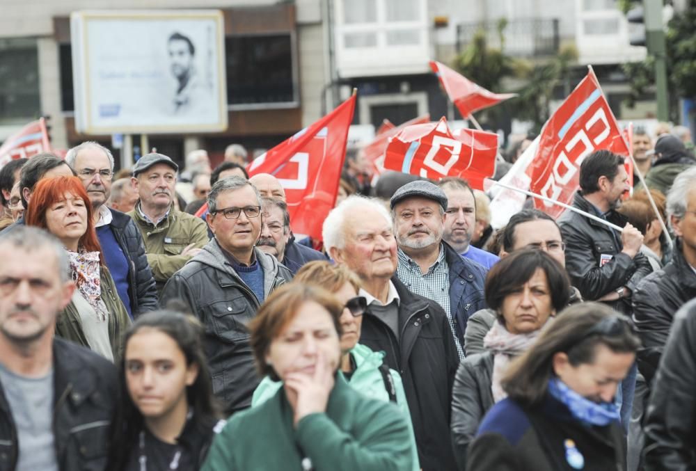 Unas 4.000 han secundado la manifestación convocada por UGT y CCOO que ha arrancado A Palloza y ha terminado en la plaza de Ourense, ante la Delegación del Gobierno en Galicia.