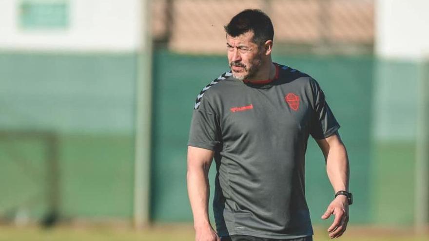 El técnico del Elche Jorge Almirón ha vuelto a dar positivo en las pruebas PCR