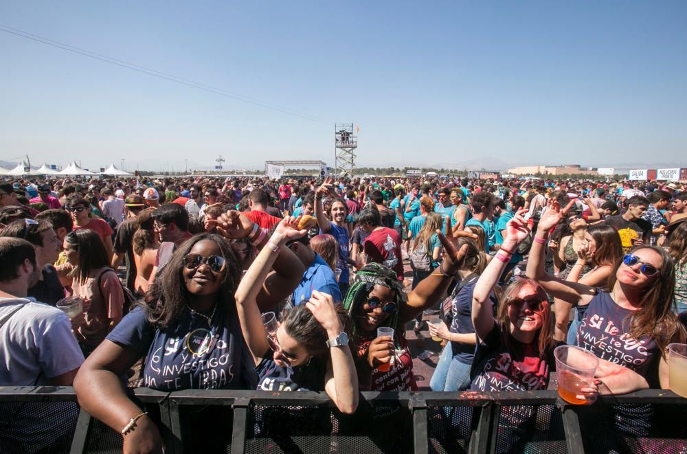 Miles de jóvenes disfrutan en las Paellas de Alicante