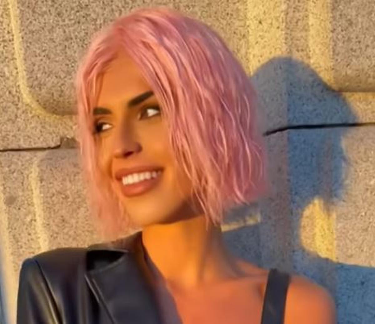 Sofía Suescun con el pelo corto y de color rosa.