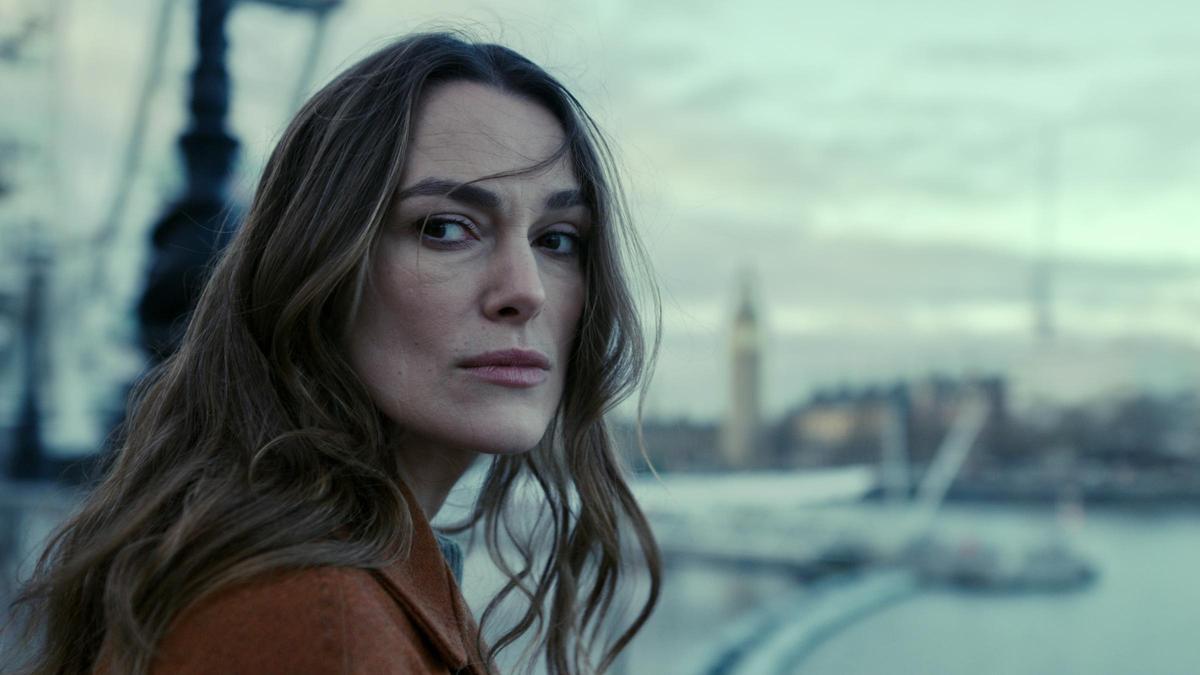 Keira Knightley en una imagen promocional de la serie 'Palomas Negras'