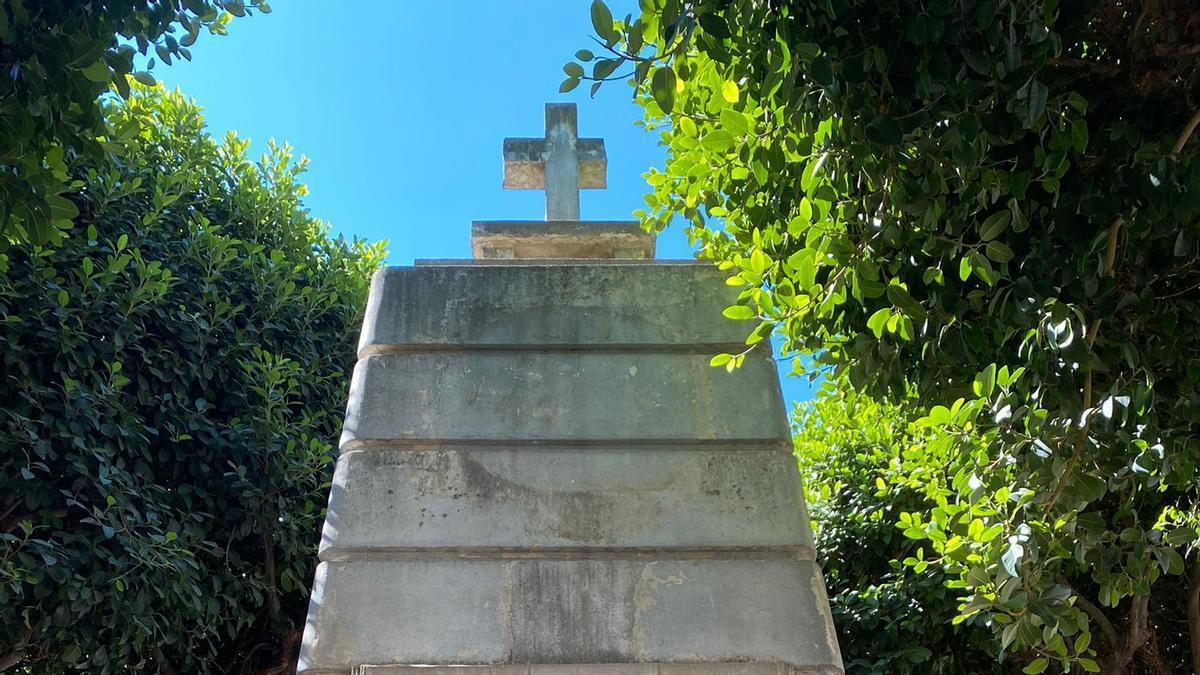 Monumento a los caídos en la plaza del Progreso, en Benifaió ya retirado.