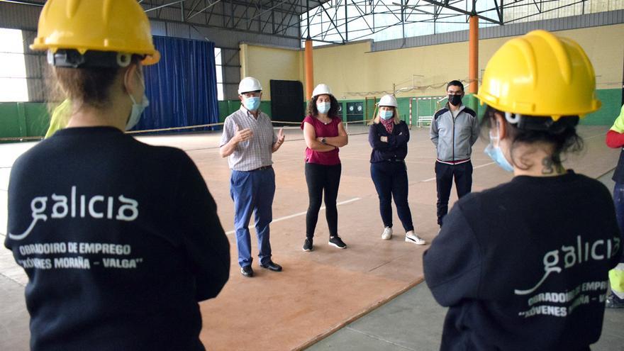 El alcalde animó a los jóvenes alumnos-trabajadores.