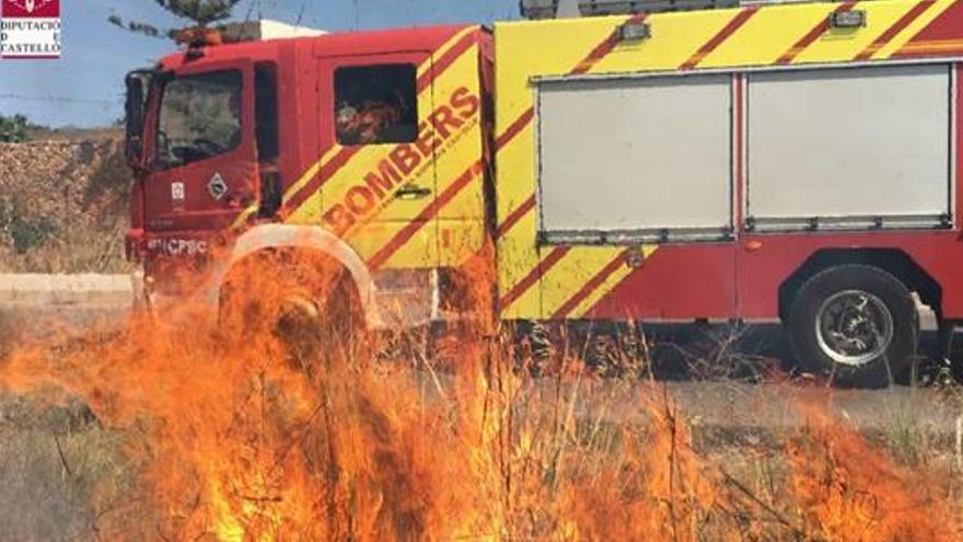 El camión de bomberos junto al fuego registrado en Almassora.