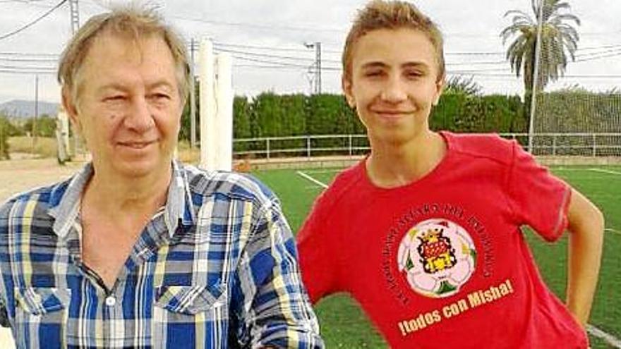 En el Alfara del Patriarca se han hecho camisetas para apoyar al futbolista ucraniano.