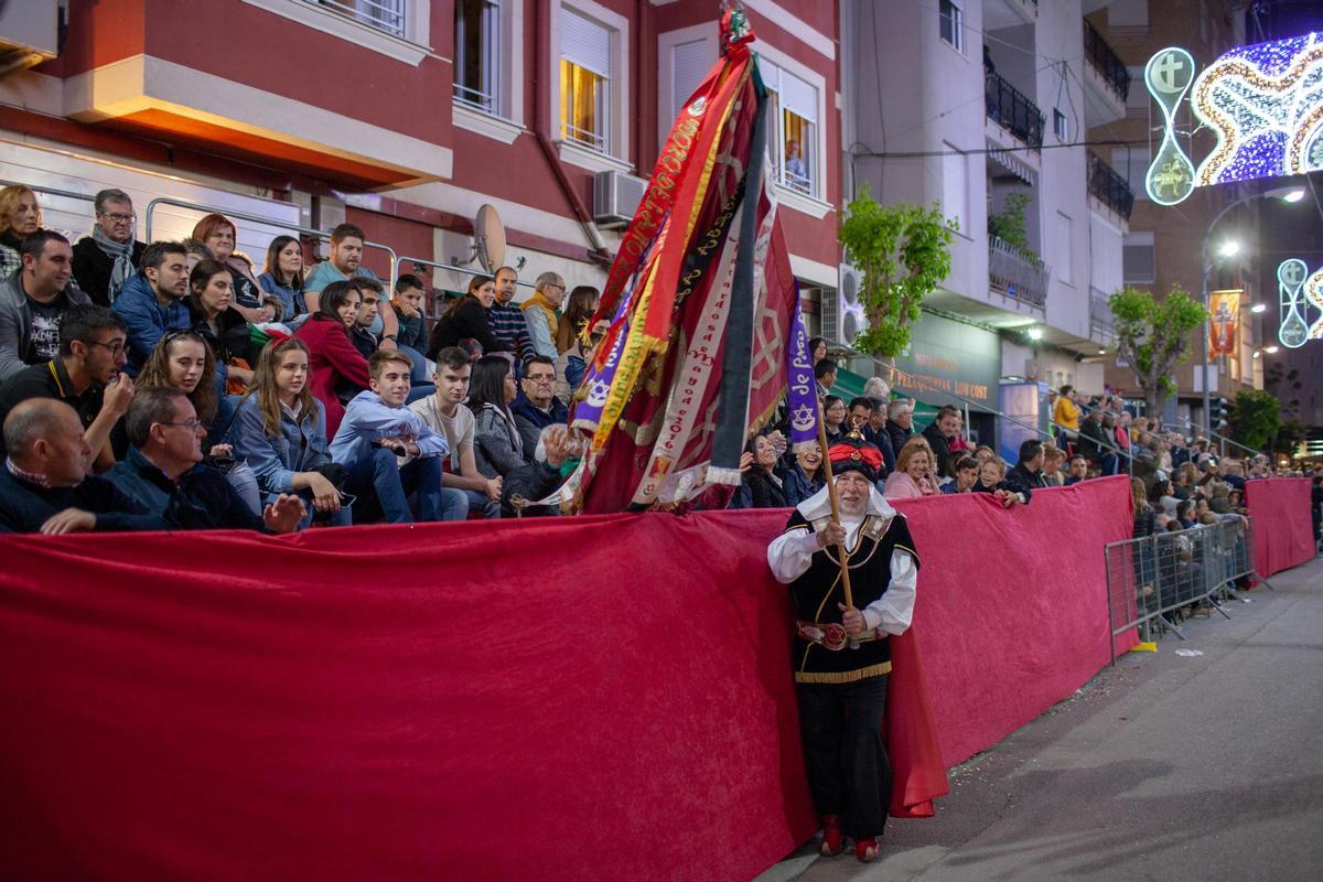 Manuel Sánchez portando la bandera de Abul Khatar en un desfile del día cuatro de Mayo