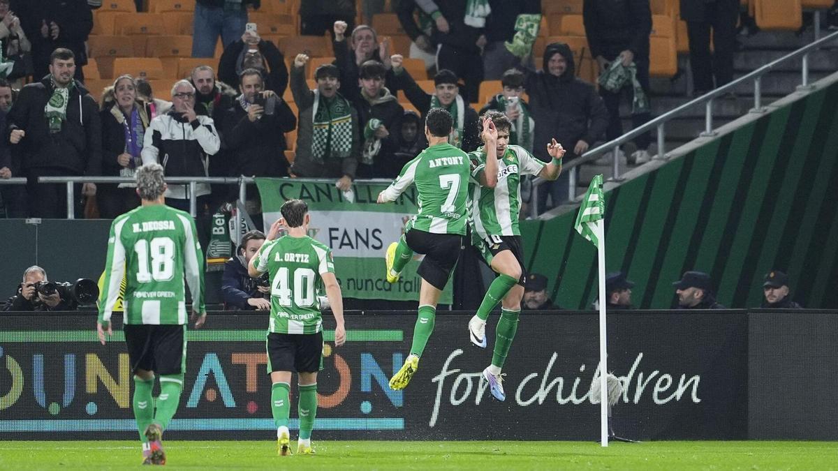 Abde celebra un gol durante el partido de la octava jornada de la fase de grupos de la UEFA Europa League 2025/26 entre el Real Betis Balompié y el Feyenoord en el estadio de La Cartuja