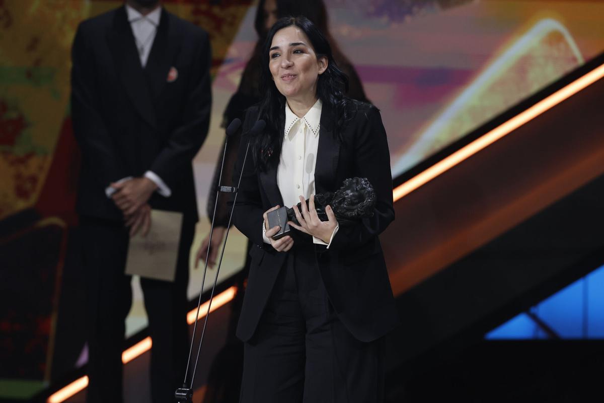 La directora Alauda Ruiz de Azúa recibe el Goya a mejor guión original por su película ´Los domingos´.