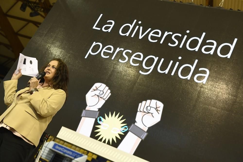 La diputada Carla Antonelli, con estudiantes de Secundaria en el Centro Insular de Deportes