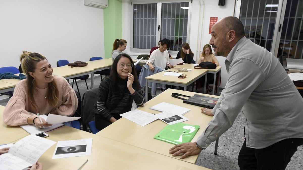 Clase de español impartida por el Servicio de Idiomas, y la realización de un examen en 2019.