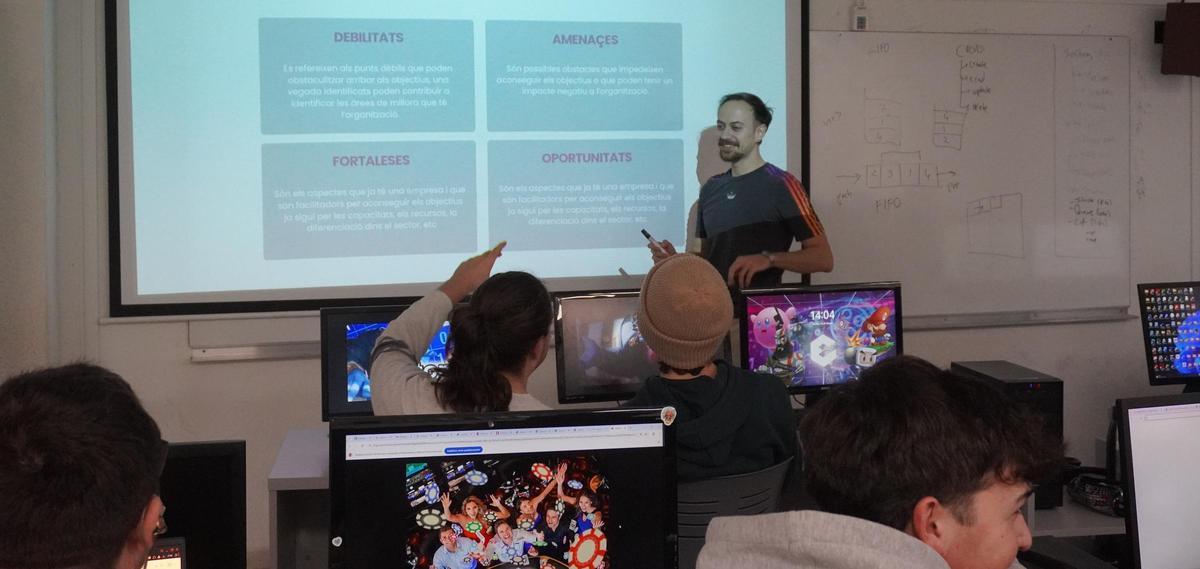 Los alumnos de Enti dando clase