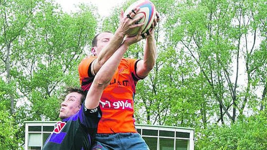 Un jugador de La Calzada captura el balón en una «touche».