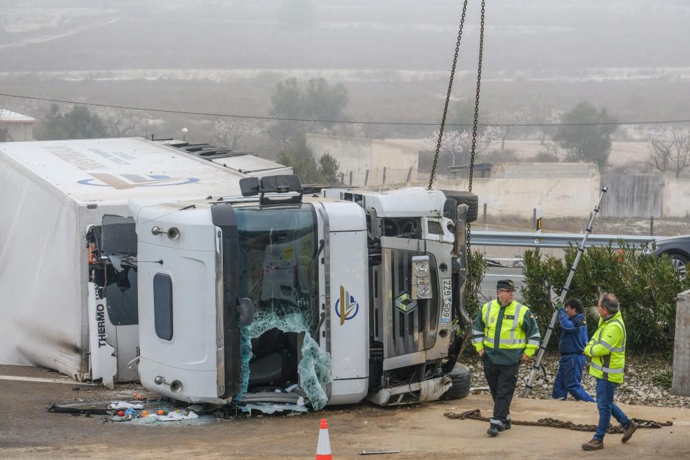 Un accidente corta dos carriles de la A-31