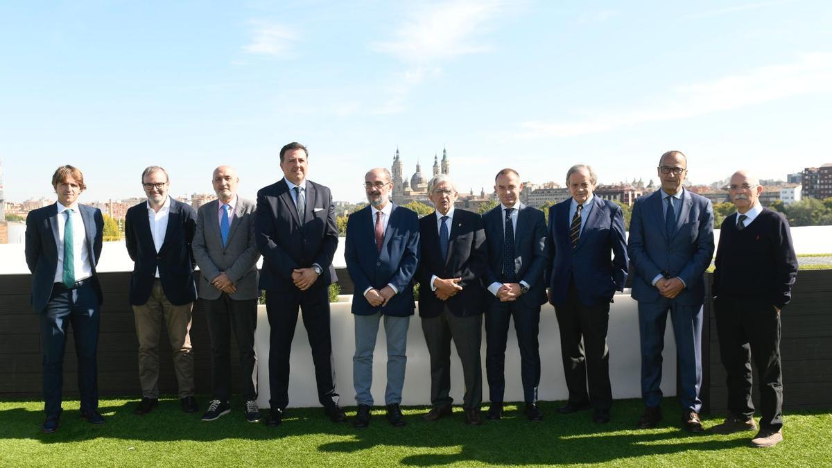 Los miembros del Real Zaragoza y del Huesca junto a Lambán y Faci al término de la comida de directivas.