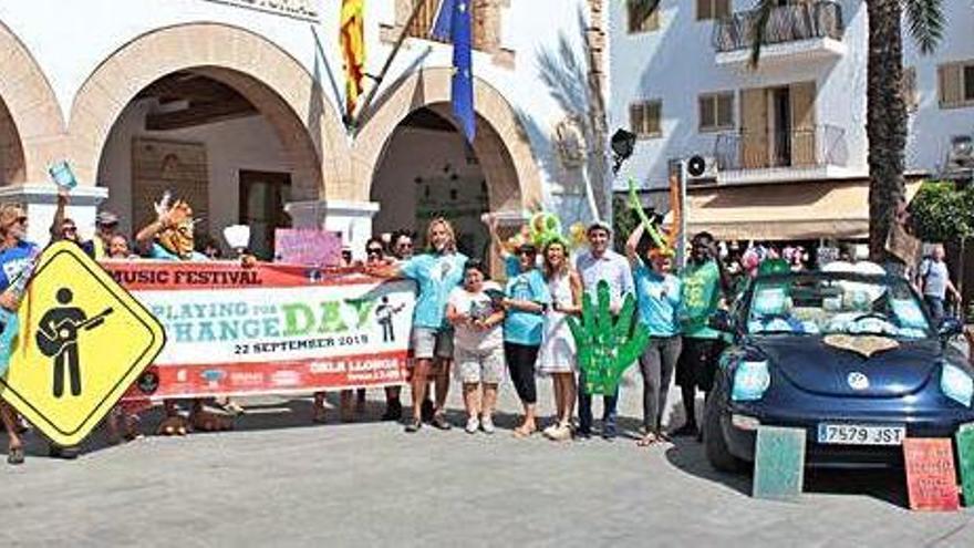 Presentación del festival, ayer, en la plaza del Ayuntamiento de Santa Eulària.