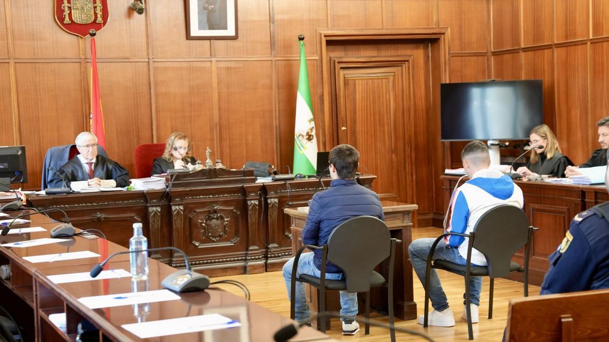 Los dos acusados de matar a Reda al inicio del juicio ante el tribunal del jurado.