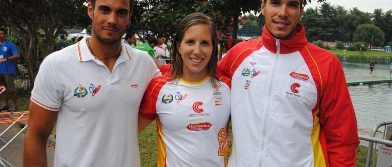 Rodrigo Germade (izquierda) con Teresa Portela y Óscar Carrera, en el último mundial de Milán.