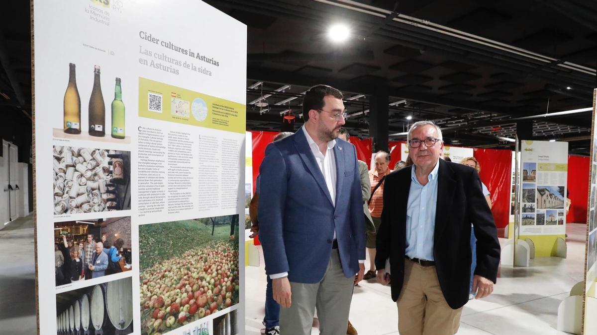 Álvarez Areces y Barbón, en la presentación del libro del primero, "Memoria industrial y paisaje cultural"