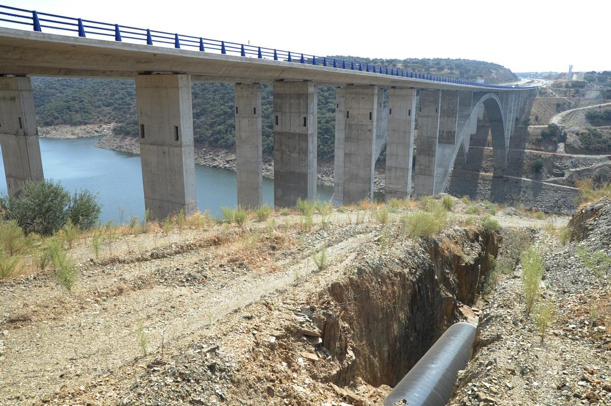 Parte de las tuberías de Portaje se reutilizarán para traer agua desde la nueva toma, cerca del puente de la A66.