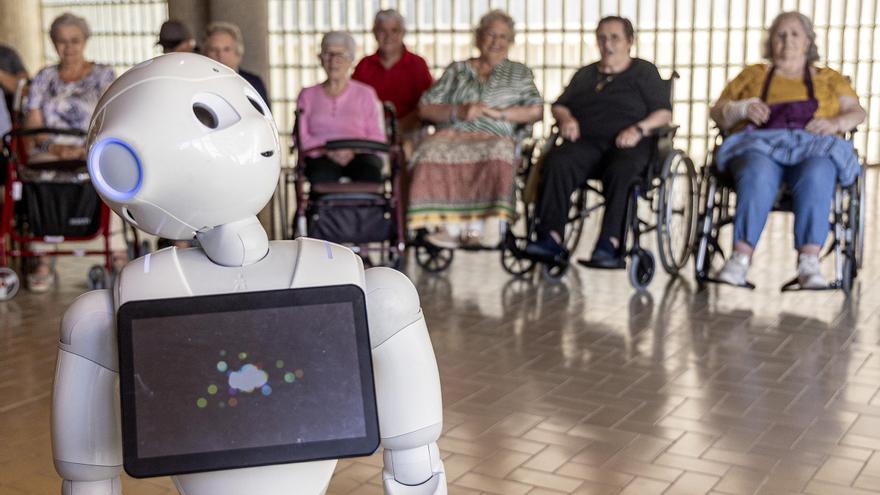 Un humanoide y un robot perro ya cuidan la salud de las personas mayores en Alicante