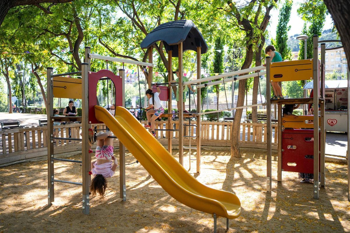 Un tobogán en la plaza de la Vall d'Hebron, en Barcelona.