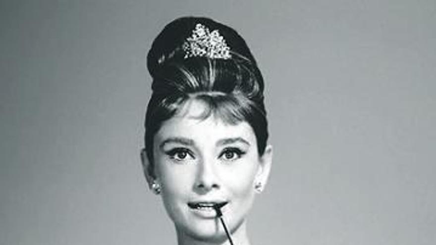 Audrey Hepburn, con el Givenchy de Desayuno condiamantes, un estiloque suele imitar Rooney Mara en las red carpets