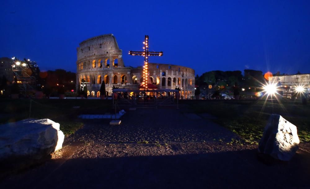 El Papa preside el Via Crucis en el Coliseo romano.