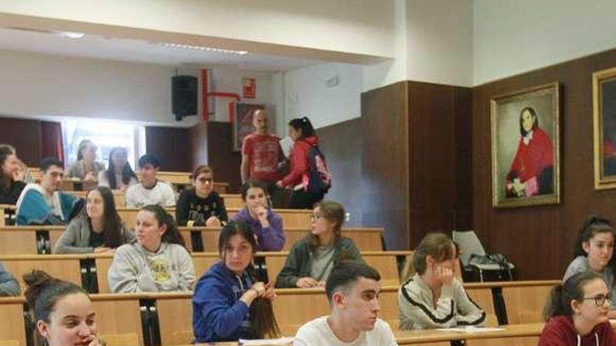 Estudiantes en una prueba de selectividad en el campus. // Iñaki Osorio