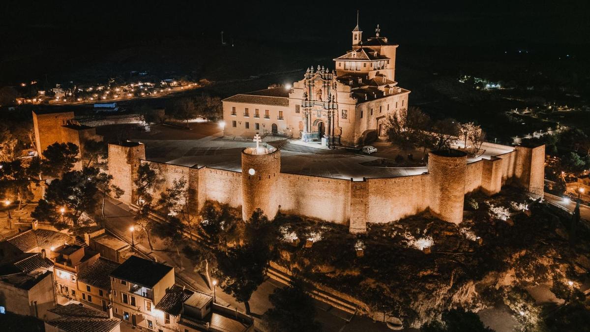 El entorno de la Basílica y el Castillo ha estrenado nueva pavimentación y un sistema de iluminación.