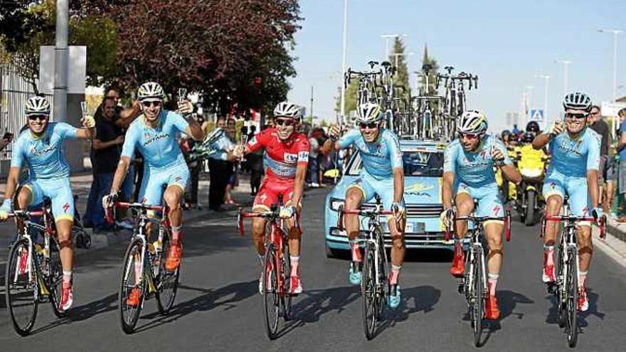 Aru celebra a la Cibeles la seva primera gran cursa amb la Vuelta