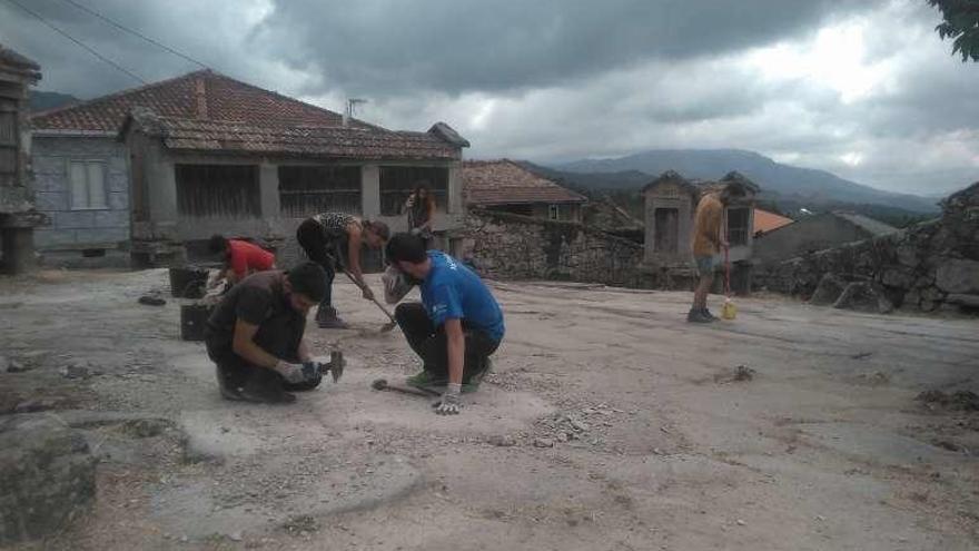 Labores de rehabilitación en la &quot;Eira da Cruz&quot;. // FdV