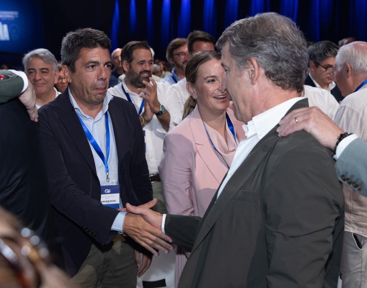 Mazón y Feijóo se saludan durante el congreso nacional del PP del pasado fin de semana.