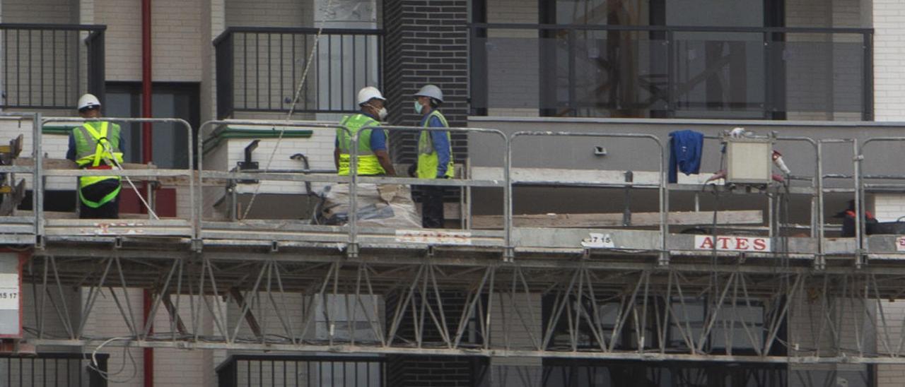 Trabajadores de la construcción en una obra en Alicante.