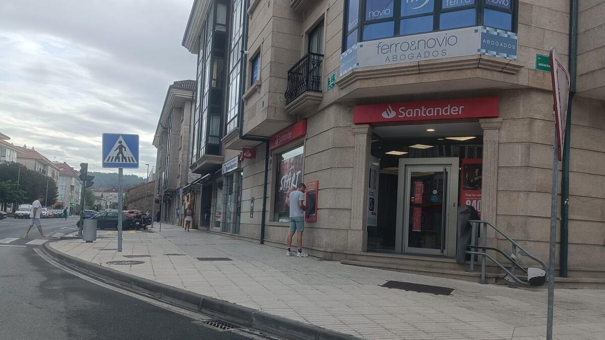 Una sucursal bancaria en Bertamiráns, Ayuntamiento de Ames