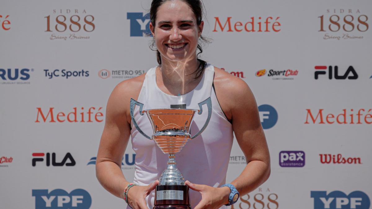 Carlota Martínez posa con el trofeo de ganadora en el ITF de Buenos Aires.