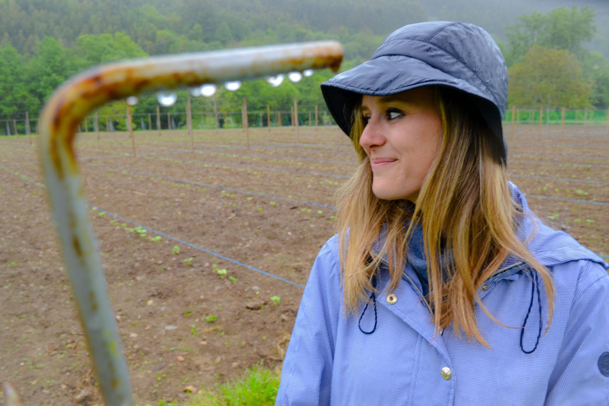 Isabel Rubio, en un rincón de la plantación de faba asturiana.