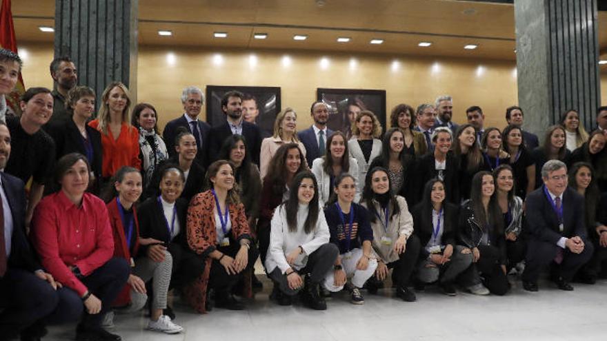 La foto de los asistentes al final del acto de la firma del convenio.