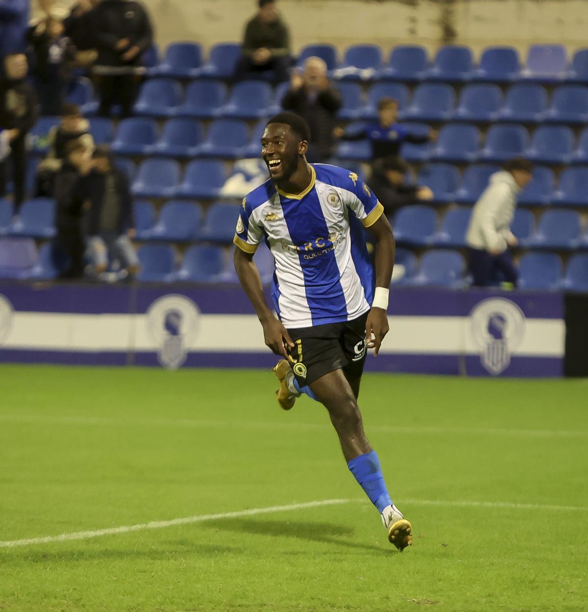 Jean-Paul N'Djoli, sonriente justo después de marcar su primer gol como blanquiazul.