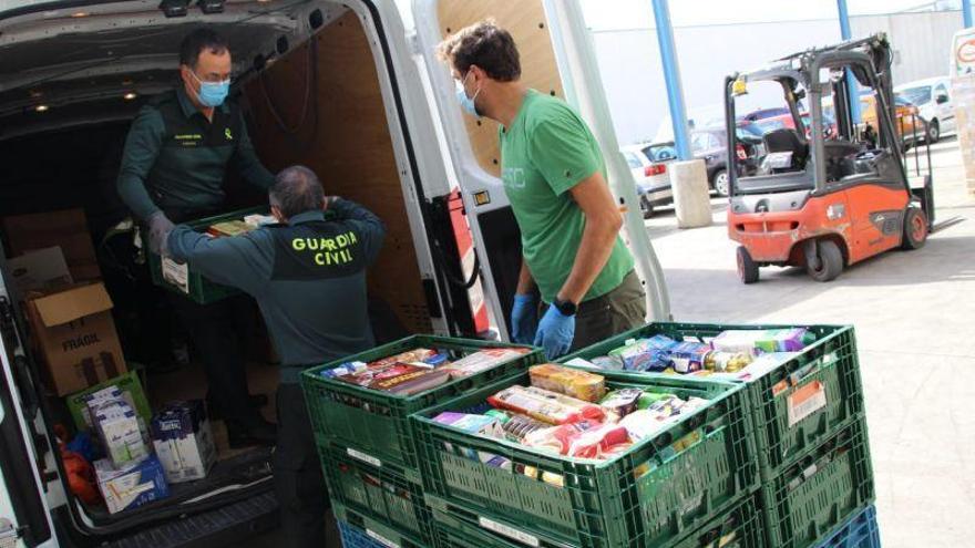 La Guardia Civil dona dos toneladas de comida al banco de alimentos de la capital aragonesa