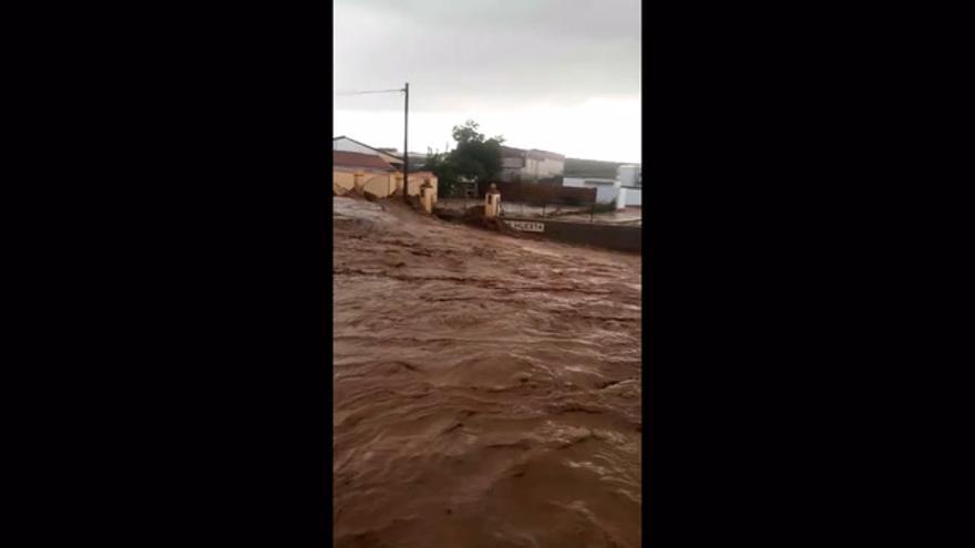 Las imágenes del desbordamiento de un arroyo en Ribera del Fresno a causa del temporal