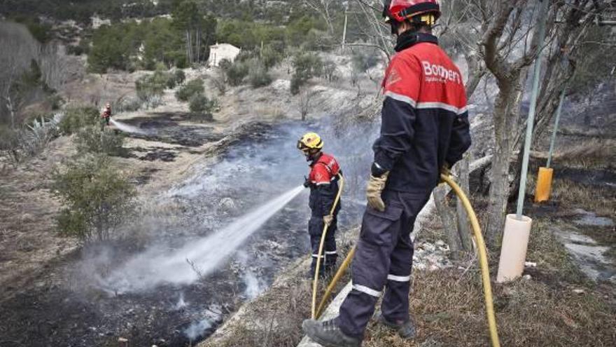 Alarma Una quema provoca un incendio entre Mariola y la Font Roja