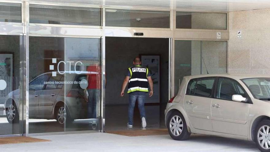 Dos agentes de la Policía Nacional, entrando en el Centro Tecnolóxico da Carne. // Jesús Regal