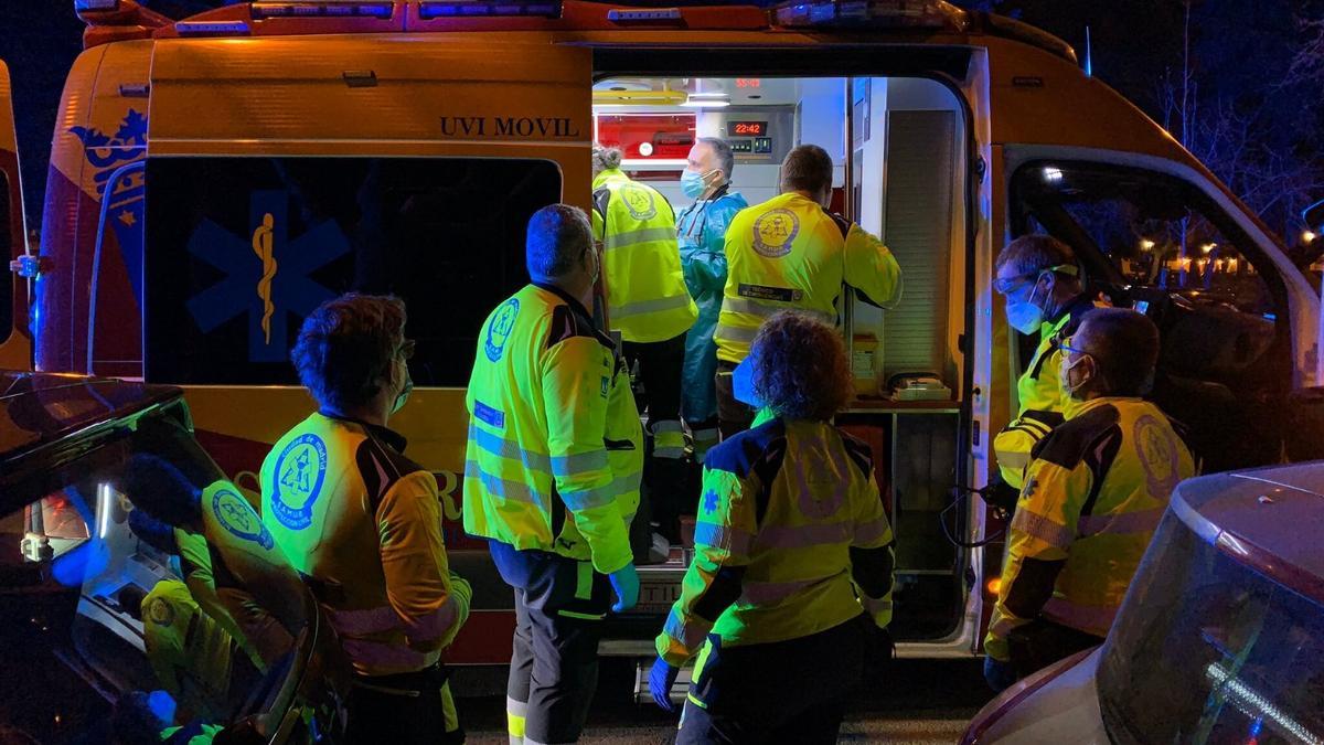 El Samur atiende a un herido en una reyerta en Ciudad Lineal (Madrid).