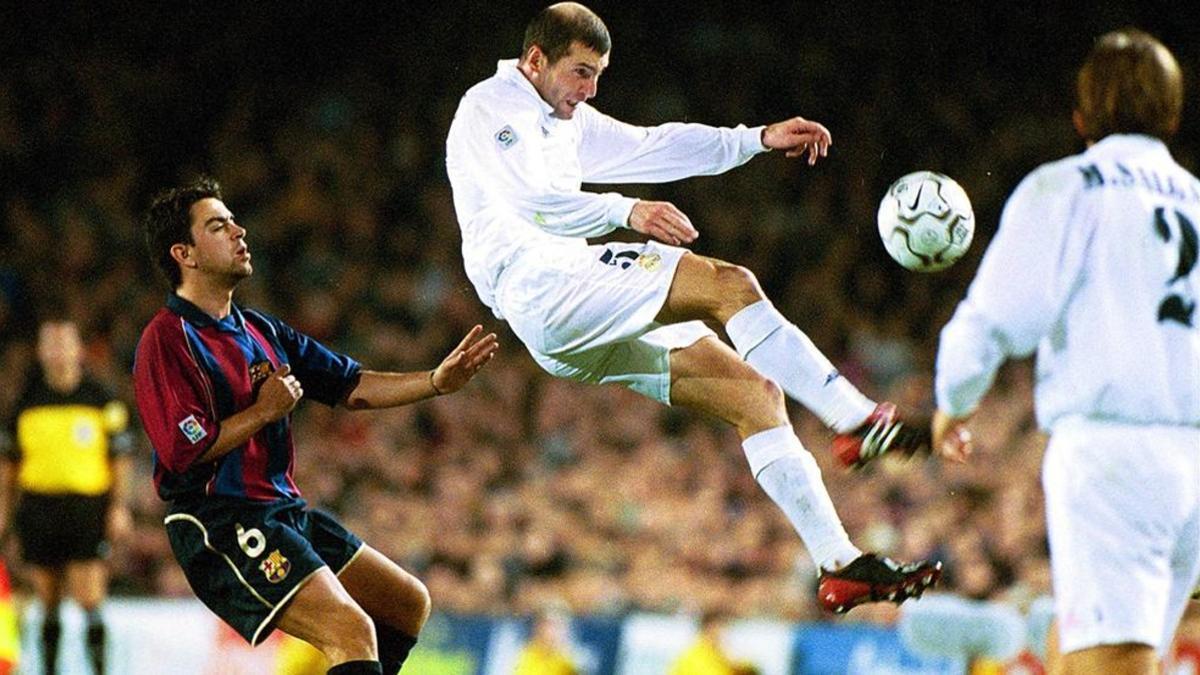 Zidane, en el 'Clásico' de marzo de 2002 en el Camp Nou