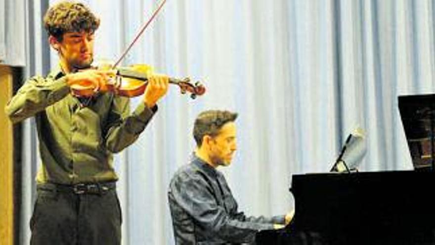 Miquel Muñiz, al violí, i Lluís Rodríguez, al piano, ofereixen un concert a l’Auditori de Sant Josep de Moià | J. GRANDIA